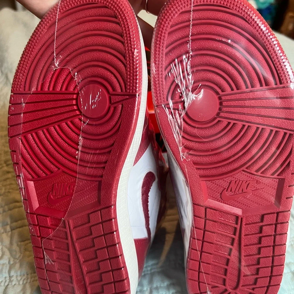 Women’s Air Jordan 1 Retro High OG Sneaker. Red. Sizes: 5.5x2 left. NWT. - Picture 12 of 12